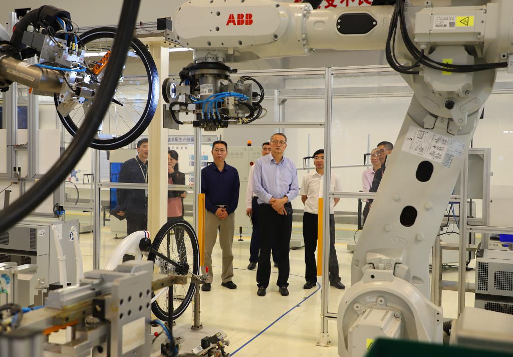 借智滬上名校 賦能應用型發展——夏良玉書記率隊赴上海高校考察新材料技術研發與辦學經驗